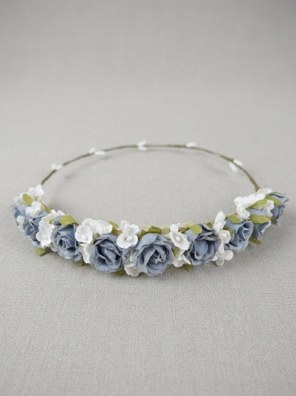 Corona flores azules y blancas