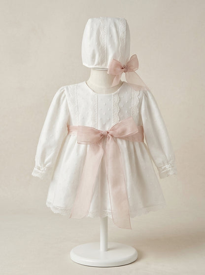 Jesusito tul plumeti blanco con fajín de organza rosa y capota