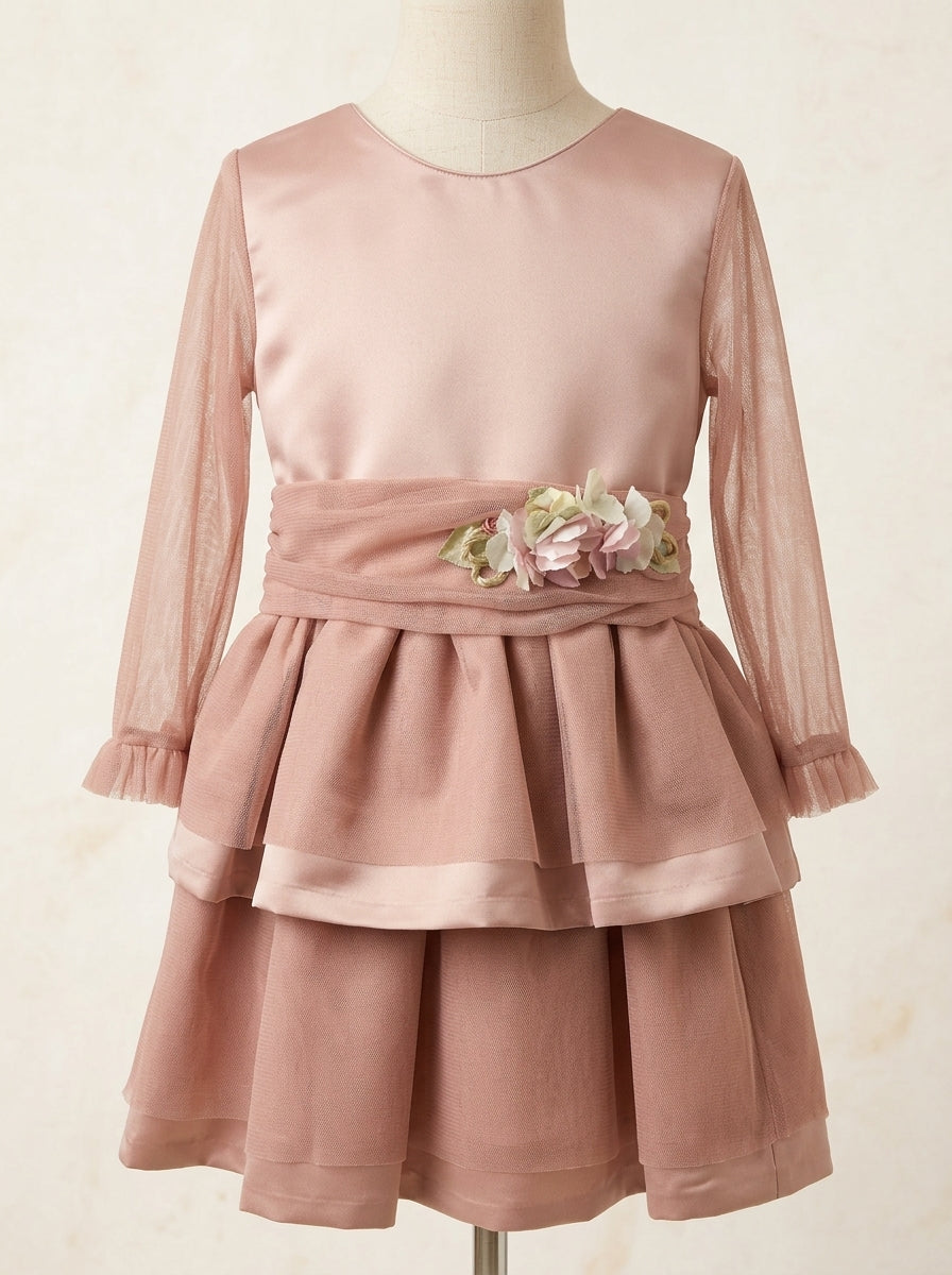 Vestido mikado rosa empolvado y mangas de tul con lazada
