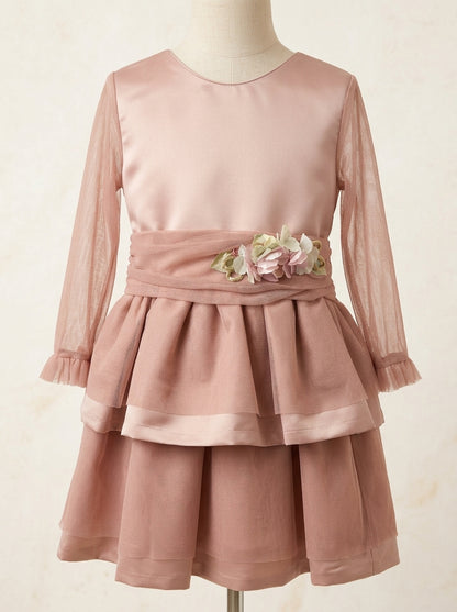 Vestido mikado rosa empolvado y mangas de tul con lazada