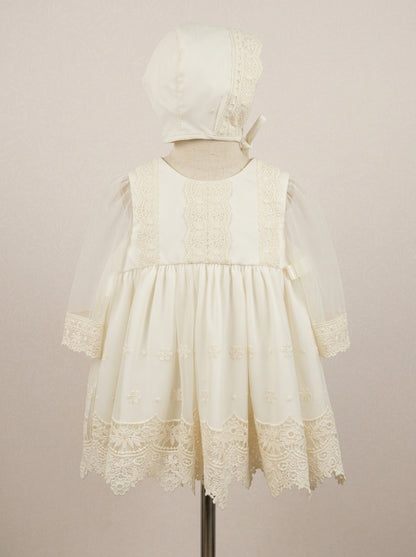 Vestido tul bordado manga larga con capota