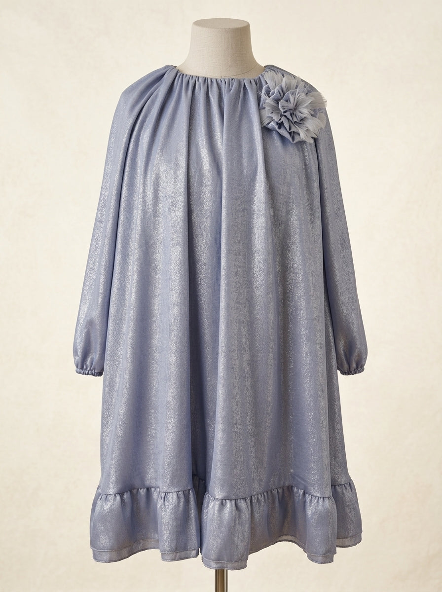 Vestido azul brillante con broche redondo