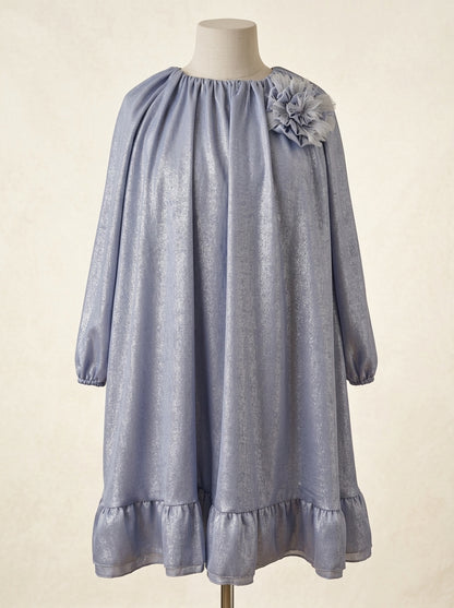 Vestido azul brillante con broche redondo