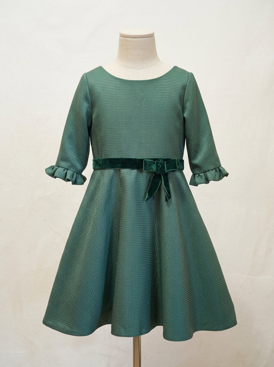 Vestido verde con fajin y lazo de terciopelo