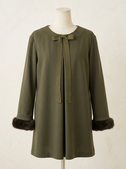 Vestido verde recto con puños de pelo y lazito al tono