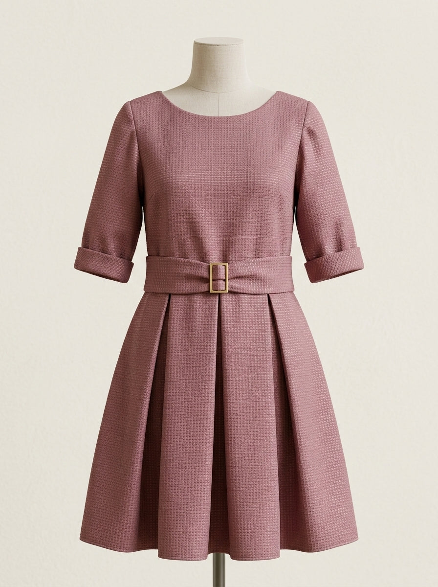 Vestido rosa maquillaje con fajin y broche cristalitos