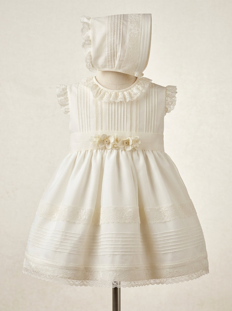 Vestido organza beig con vainicas y capota a juego
