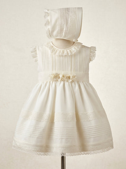 Vestido organza beig con vainicas y capota a juego