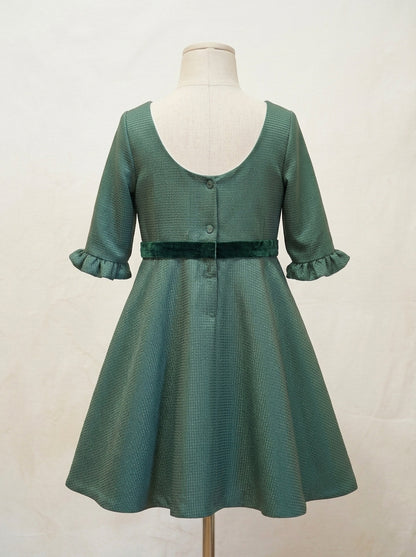 Vestido verde con fajin y lazo de terciopelo