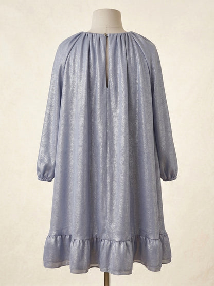 Vestido azul brillante con broche redondo