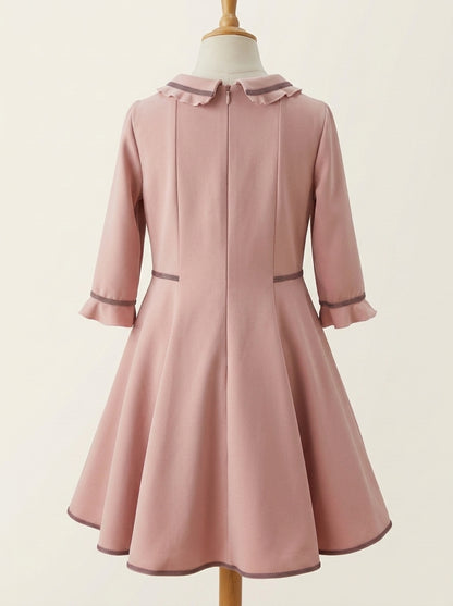 Vestido rosa empolvado con detalles morados y volante