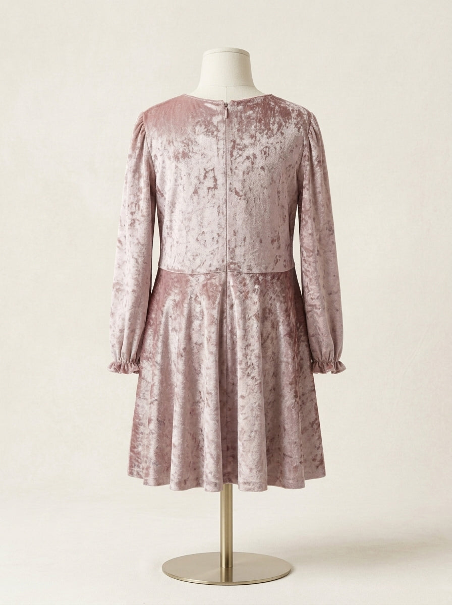 Vestido terciopelo rosa con dos rosas en la cintura