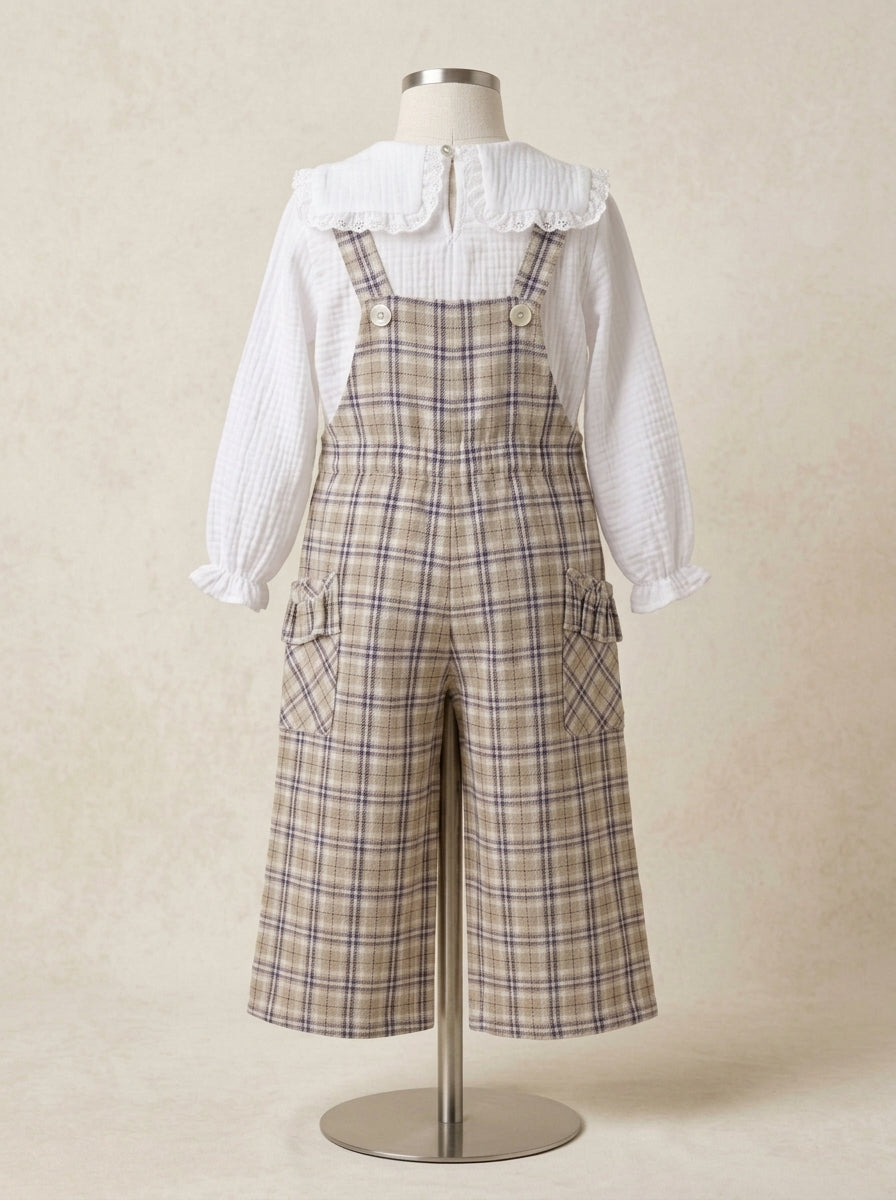 Mono cuadros  beig y blusa blanca