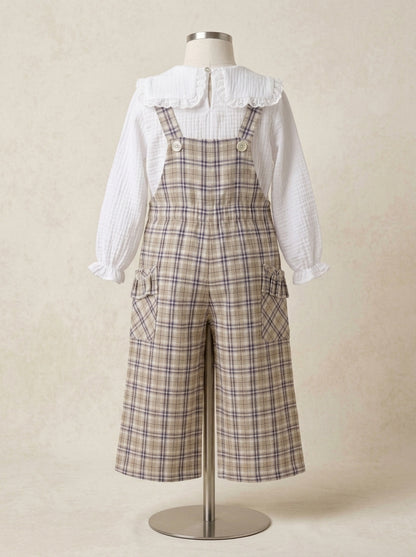 Mono cuadros  beig y blusa blanca