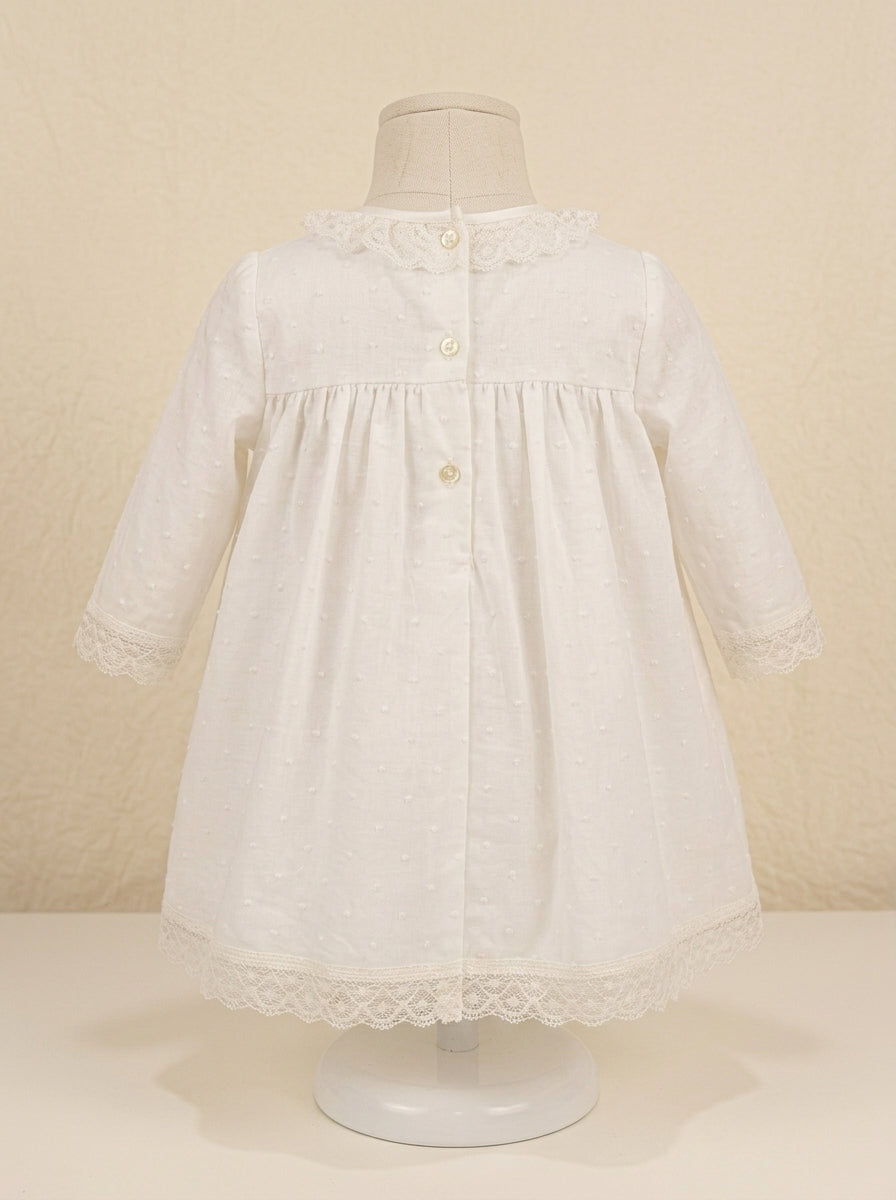 Vestido bordado manga larga con puntillas y capota