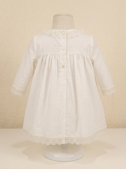 Vestido bordado manga larga con puntillas y capota