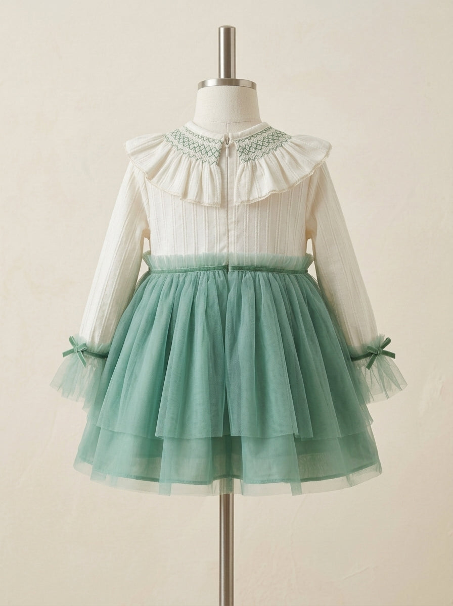 Vestido beig y falda tul verde