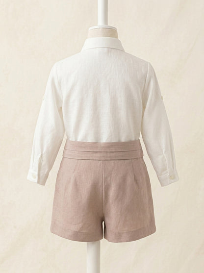 Conjunto camisa lino beig, short rosa empolvado, fajin y pajarita
