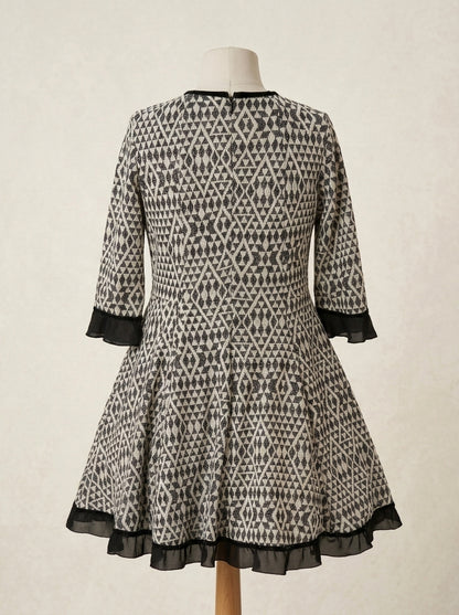 Vestido estampado geometrico negro con vuelo