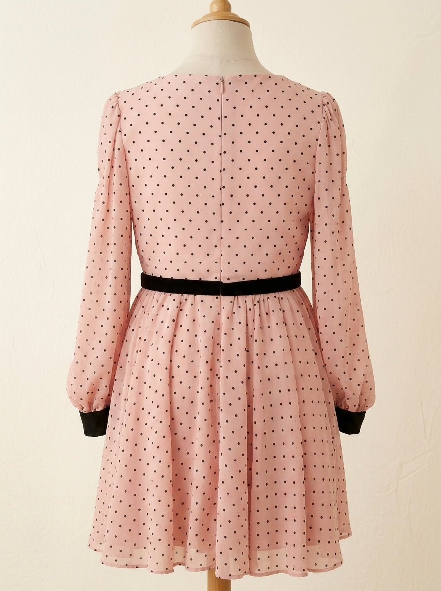 Vestido rosa con topitos negros y terciopelo negro