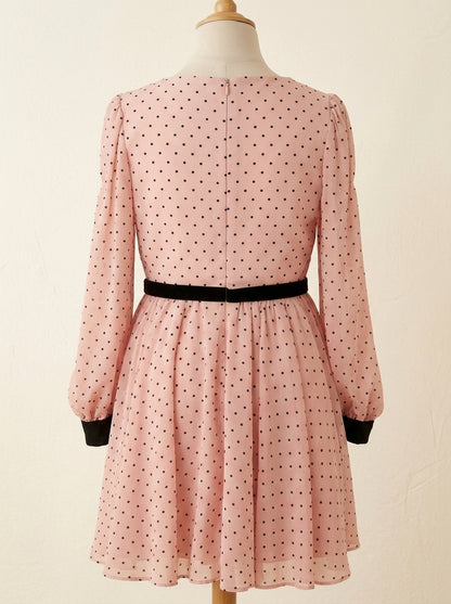 Vestido rosa con topitos negros y terciopelo negro