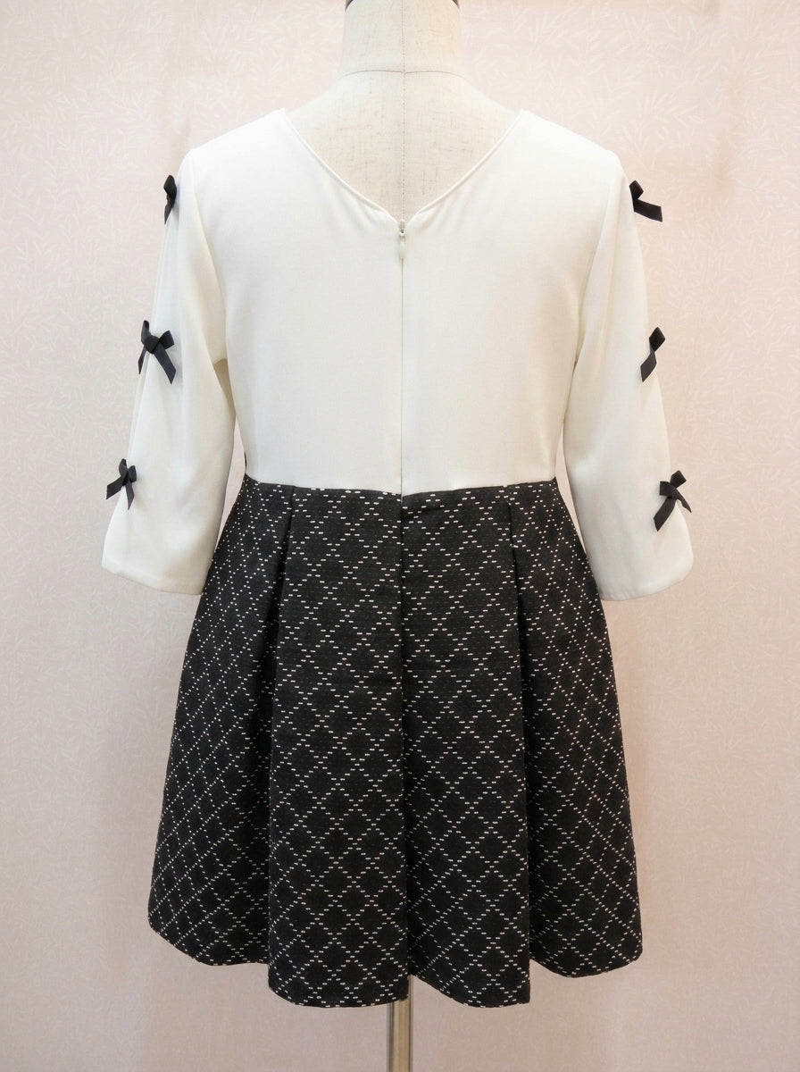 Vestido blanco y negro con lazitos en las mangas