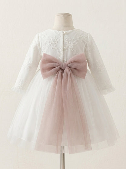 Vestido blanco roto con cuerpo tul bordado y fajin rosa