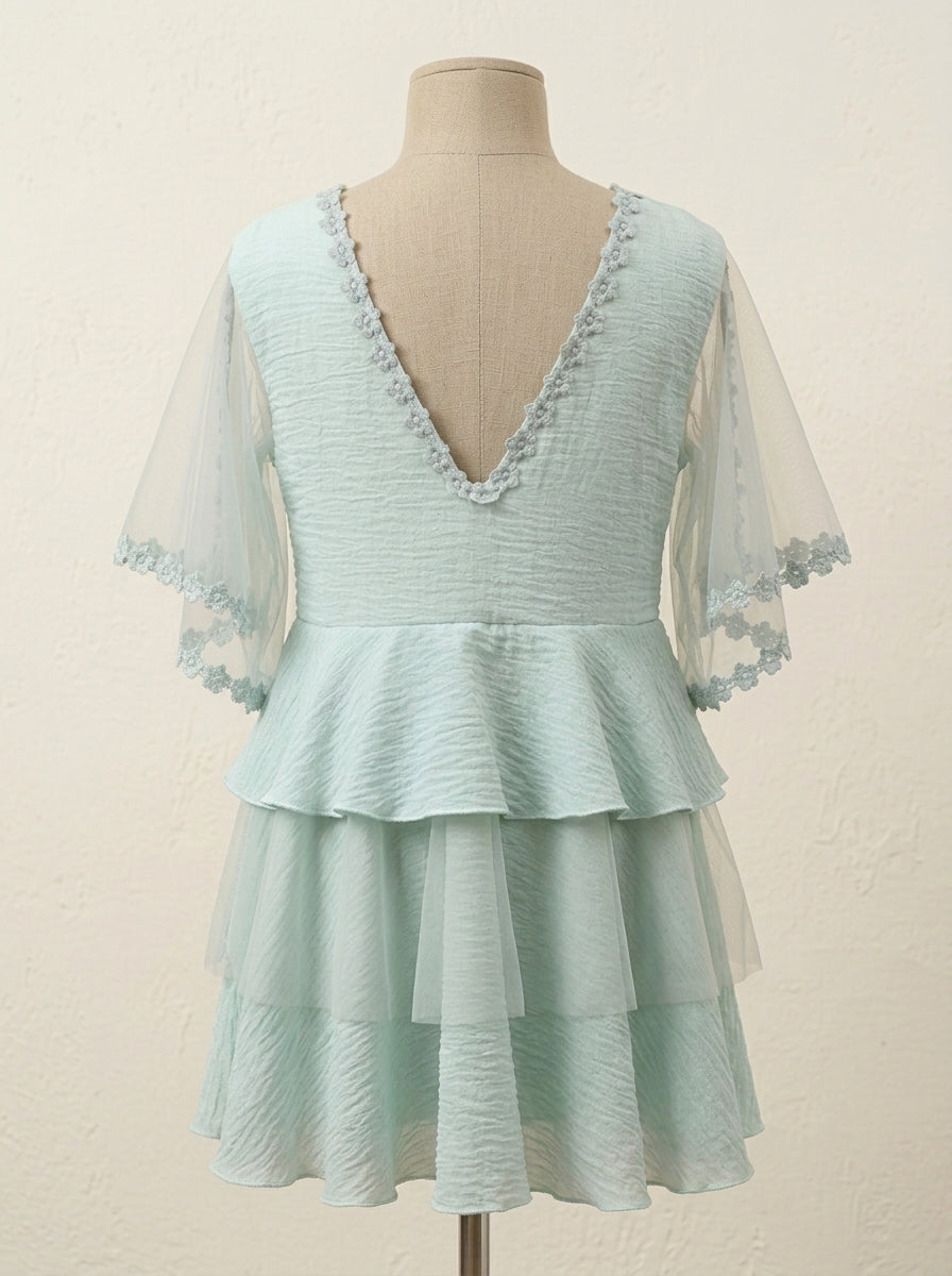 Vestido verde con volantes y mangas de tul transparentes