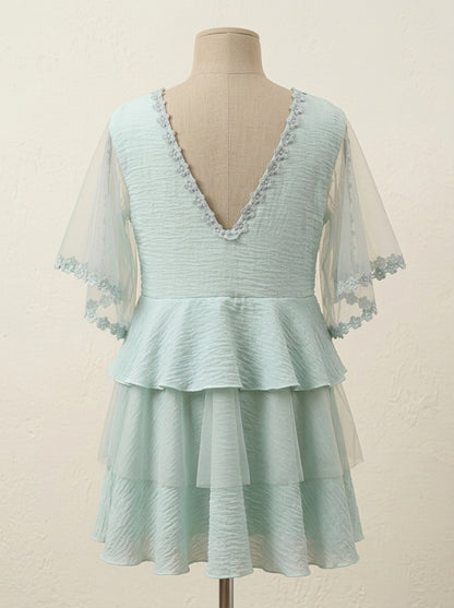 Vestido verde con volantes y mangas de tul transparentes