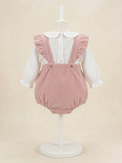 Ranita rosa bebe y camisa blanca