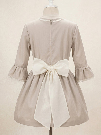 Vestido arena talle bajo con fajin beig con flores