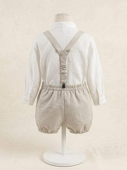 Conjunto camisa de lino beig y short arena con tirantes y pajarita