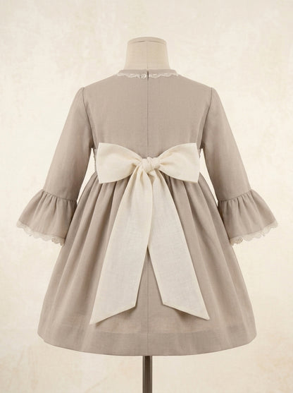 Vestido arena con puntilla beig y fajin beig con flores
