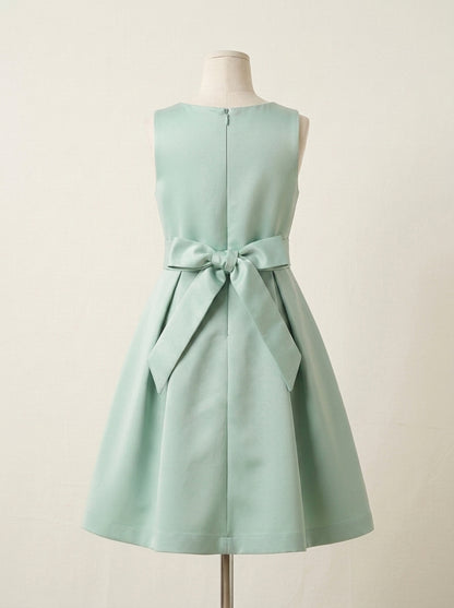 Vestido mikado verde con fajin de flores rosas