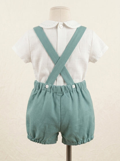 Peto verde con camisa blanca manga corta