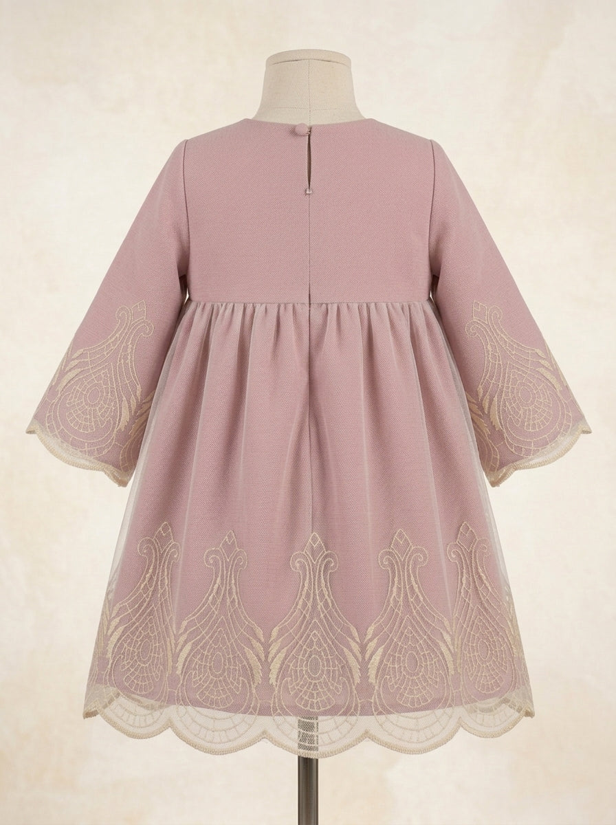 Vestido rosa empolvado y tul bordado dorado manga francesa