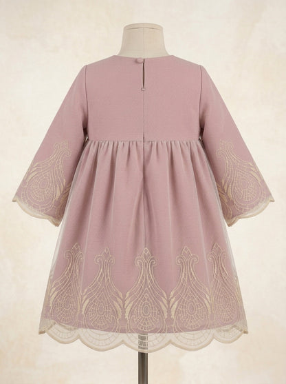 Vestido rosa empolvado y tul bordado dorado manga francesa
