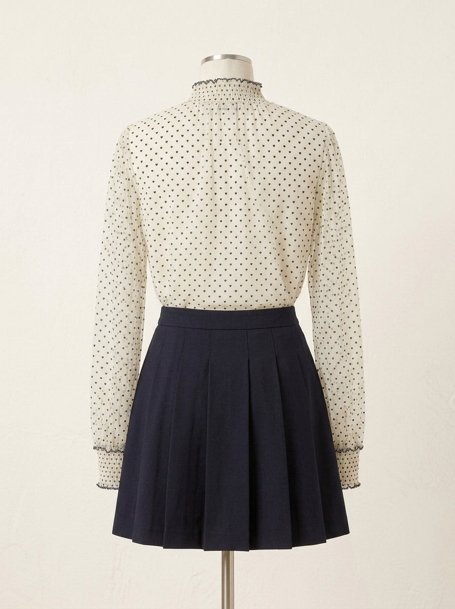 Conjunto camisa plumeti corazones negros y falda plisada negra