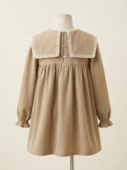 Vestido arena con escote cuadrado con puntilla beig
