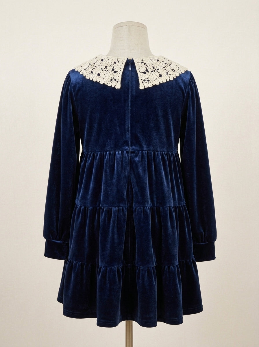 Vestido terciopelo azul marino y cuello guipur beig