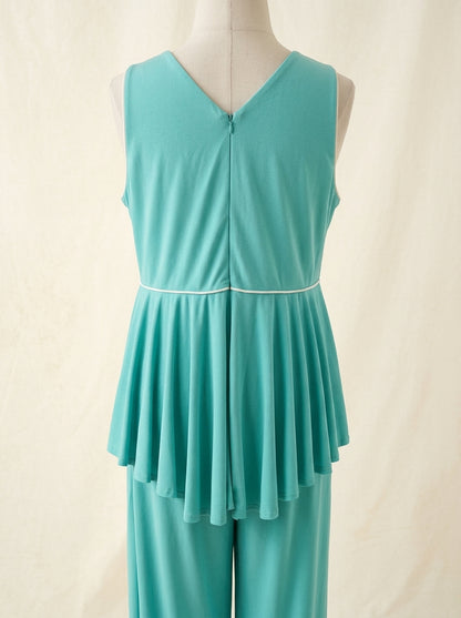 Mono verde con volante alrededor y collar