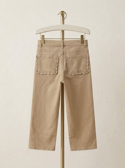 Pantalon marrón con bolsillos con ondas