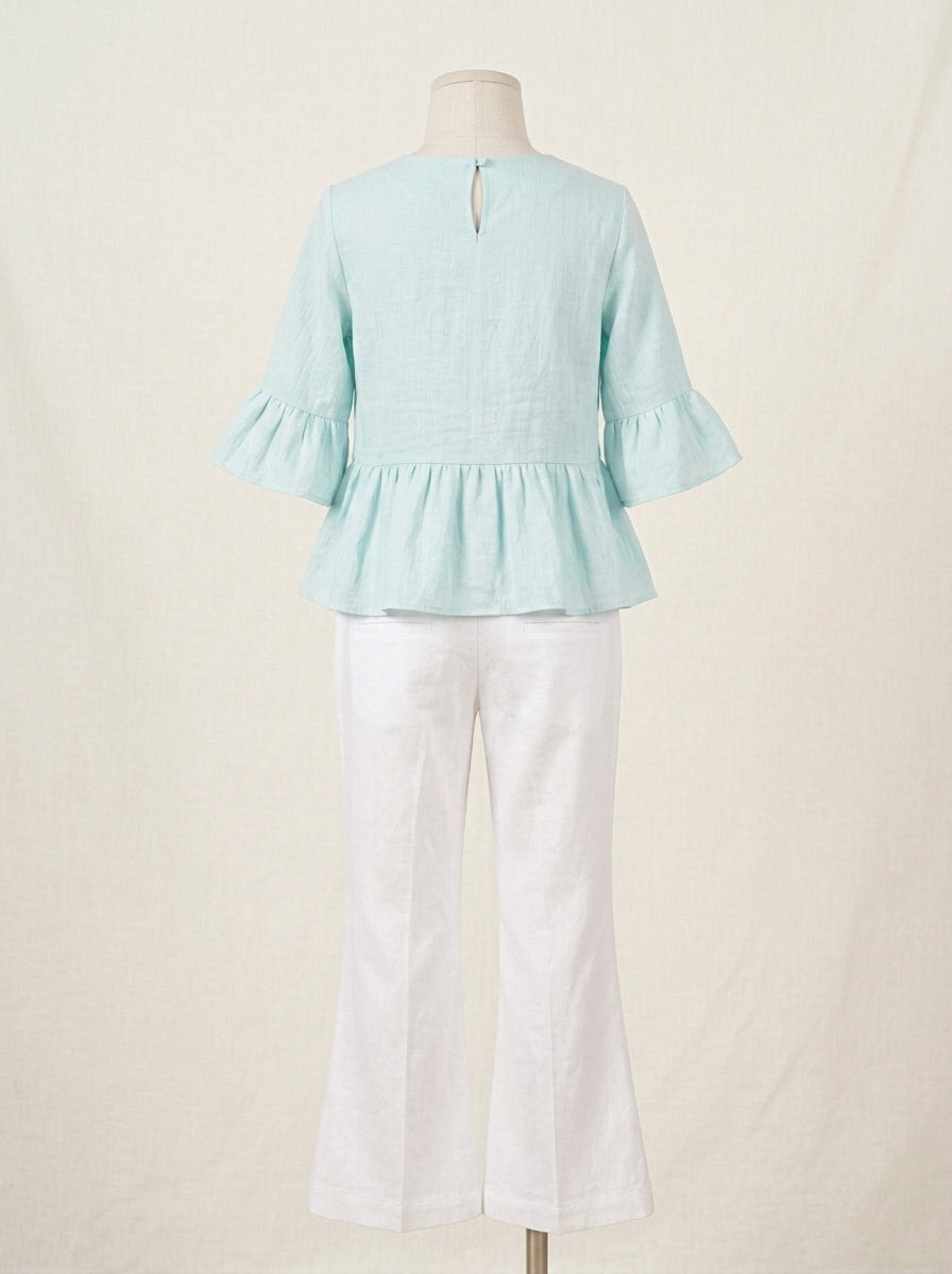 Conjunto blusa turquesa con collar y pantalon blanco