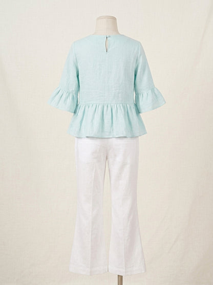 Conjunto blusa turquesa con collar y pantalon blanco