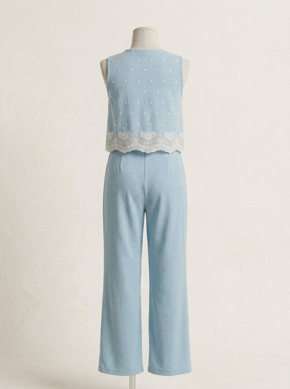 Mono verde empolvado y blusa bordada beig