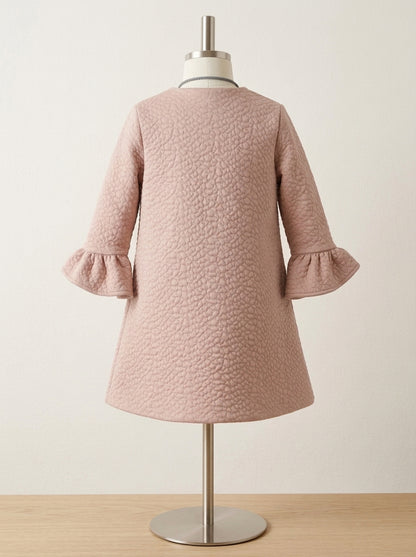 Vestido rosa empolvado con collar plumas