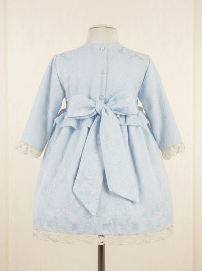 Vestido azul brocado con puntilla beig y gran lazada