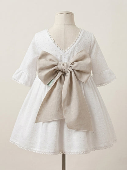 Vestido plumeti blanco y fajin lino camel