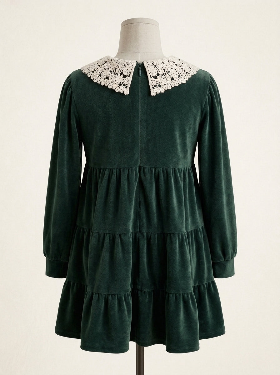 Vestido terciopelo verde botella con cuello guipur beig