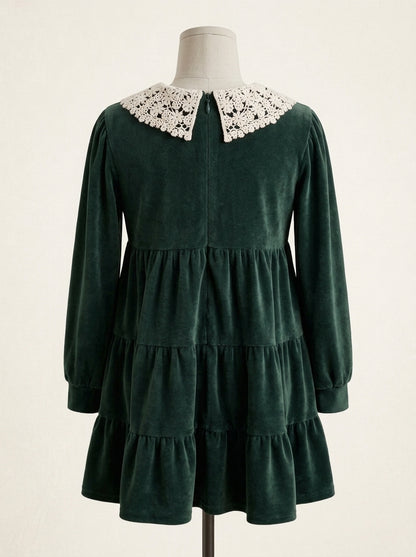 Vestido terciopelo verde botella con cuello guipur beig